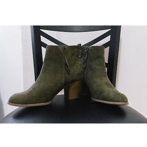Womens Used Green Old Navy Healed Booties Size 9
